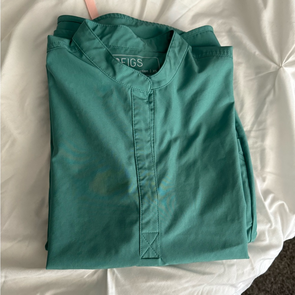 Figs Freex scrub top